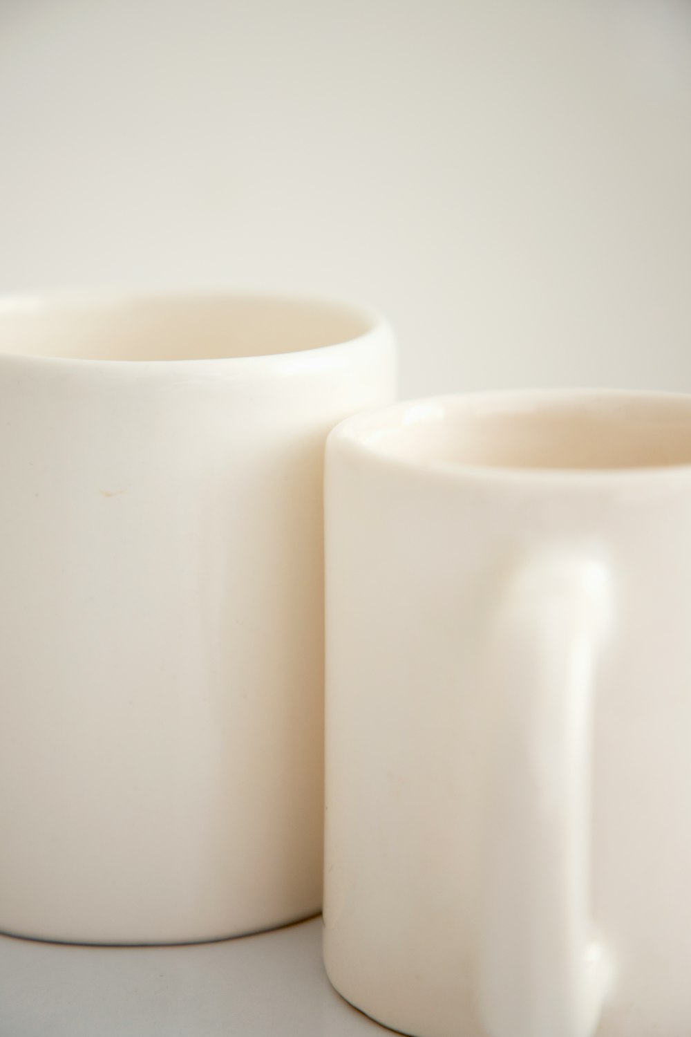 Zwei weiße Keramikbecher auf einem Tisch